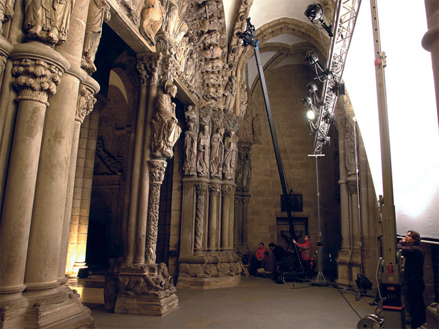 Tuvimos que repetir la toma inicial con andamios en otras tres sesiones de fotografías a lo largo de cuatro meses más, con un despliegue impresionante de iluminación artificial para vencer la oscuridad de los lugares poco accesibles.